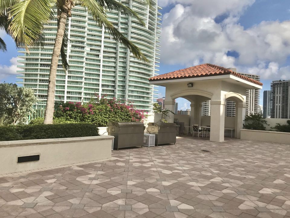 Под контрактом: $5,400 (3 спален, 3 ванн, 1688 Квадратных фут)