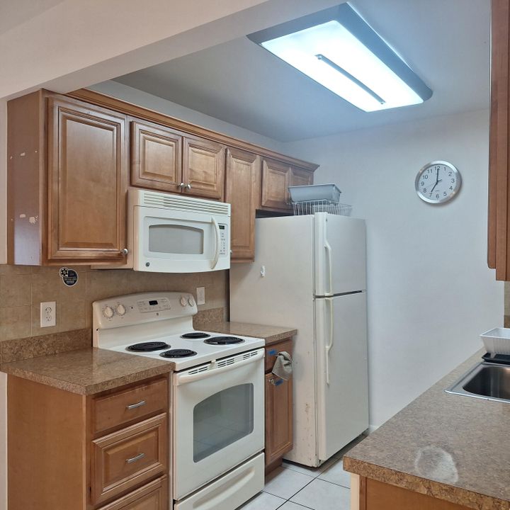 For Rent: $2,250 (1 beds, 1 baths, 738 Square Feet)