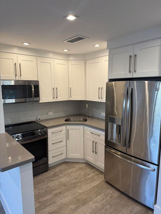 Active With Contract: $2,000 (1 beds, 1 baths, 700 Square Feet)