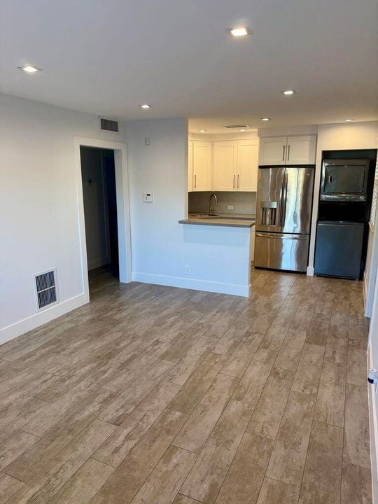Active With Contract: $2,000 (1 beds, 1 baths, 700 Square Feet)