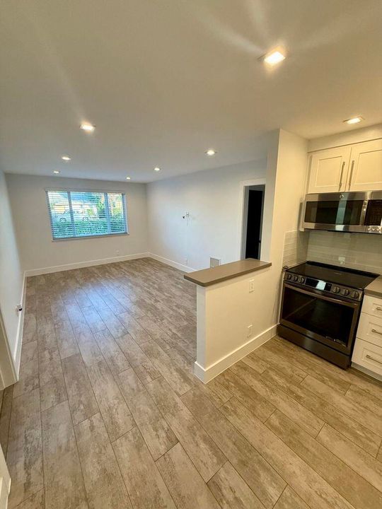 Active With Contract: $2,000 (1 beds, 1 baths, 700 Square Feet)