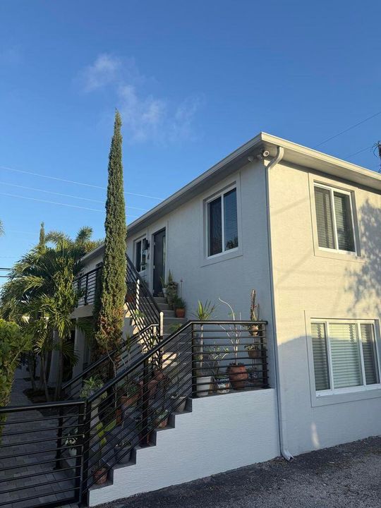 Active With Contract: $2,000 (1 beds, 1 baths, 700 Square Feet)
