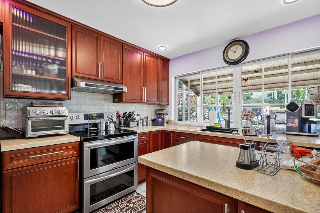 For Sale: $500,000 (3 beds, 2 baths, 1704 Square Feet)