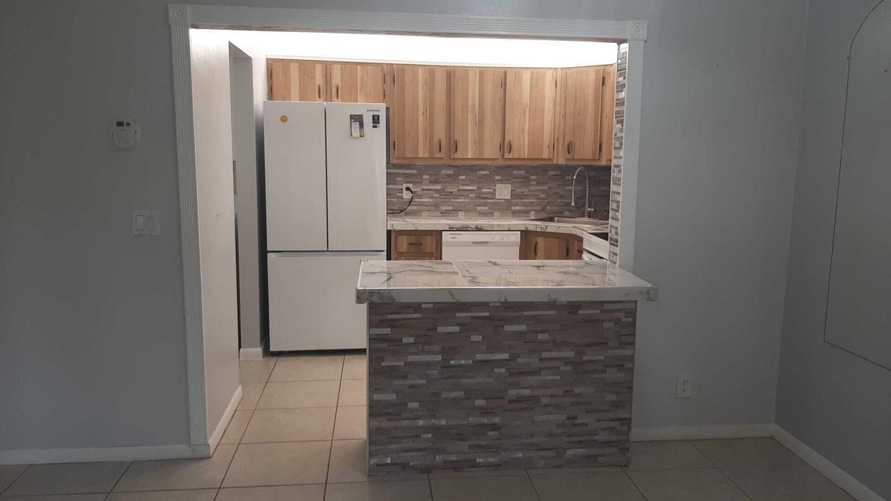 For Sale: $130,000 (1 beds, 1 baths, 682 Square Feet)