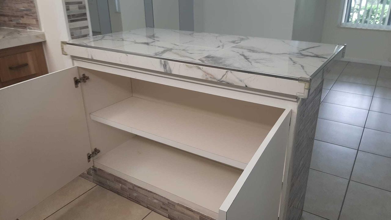 For Sale: $130,000 (1 beds, 1 baths, 682 Square Feet)