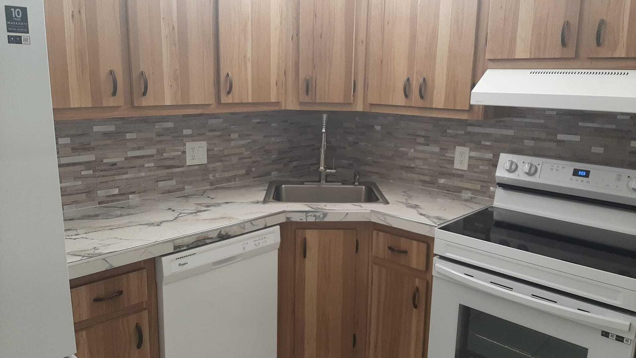 For Sale: $130,000 (1 beds, 1 baths, 682 Square Feet)