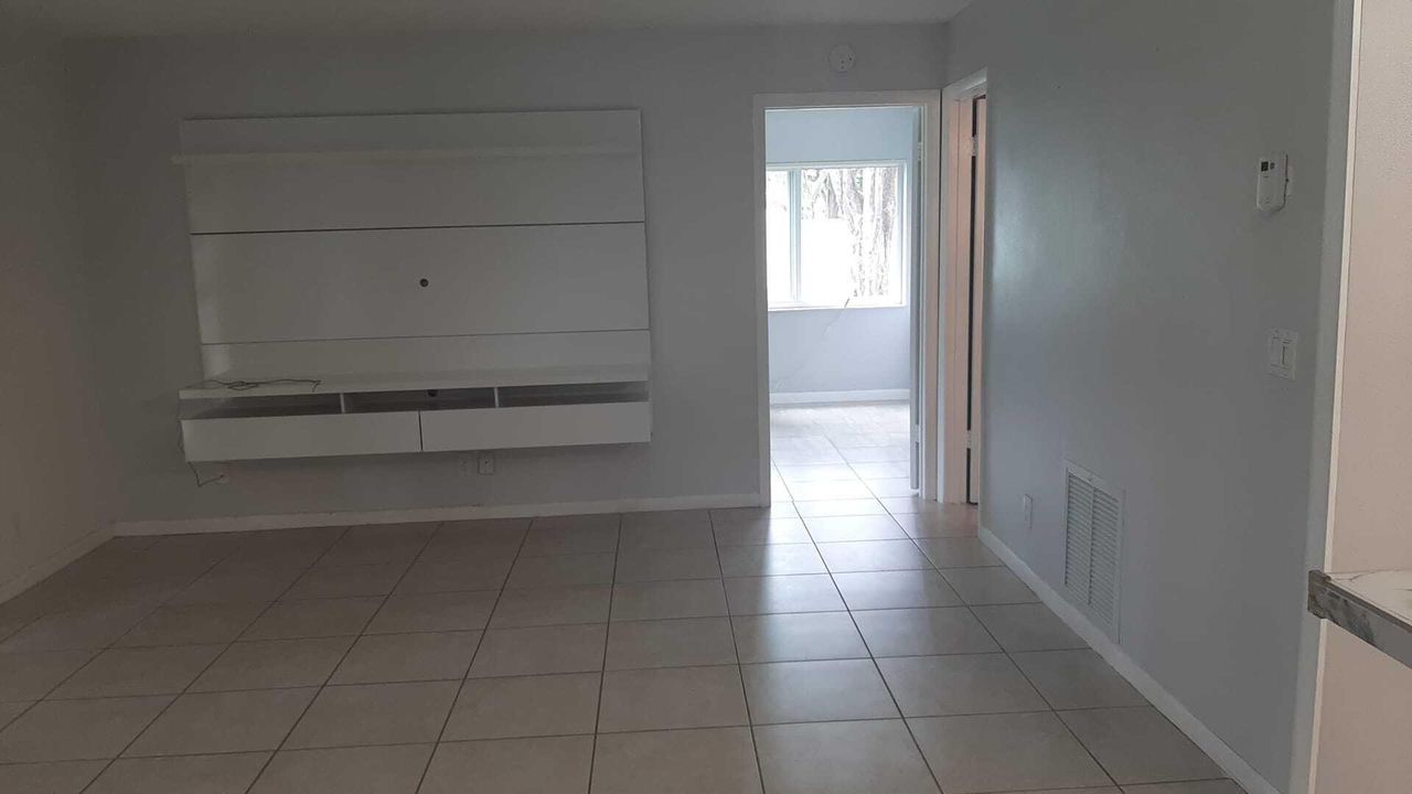 For Sale: $130,000 (1 beds, 1 baths, 682 Square Feet)