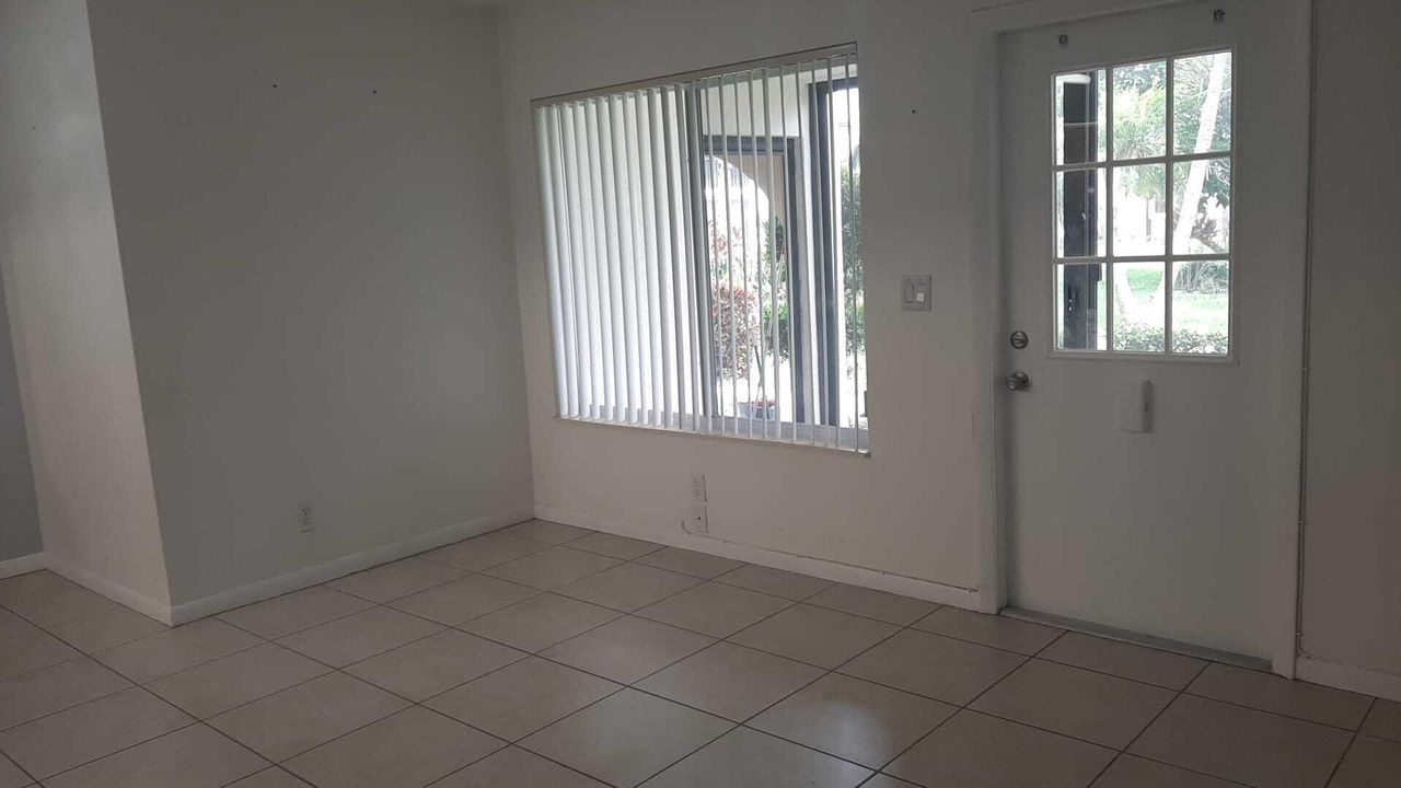 For Sale: $130,000 (1 beds, 1 baths, 682 Square Feet)