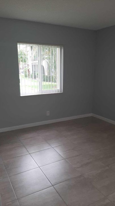 For Sale: $130,000 (1 beds, 1 baths, 682 Square Feet)