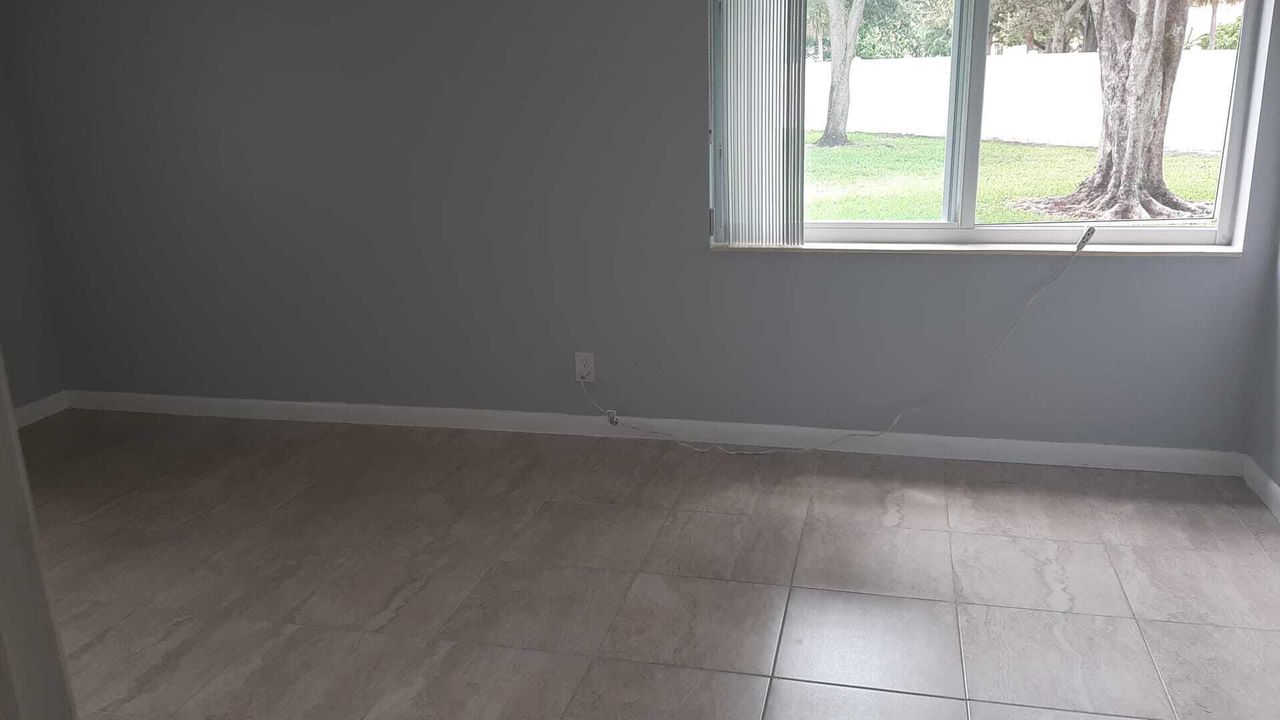 For Sale: $130,000 (1 beds, 1 baths, 682 Square Feet)