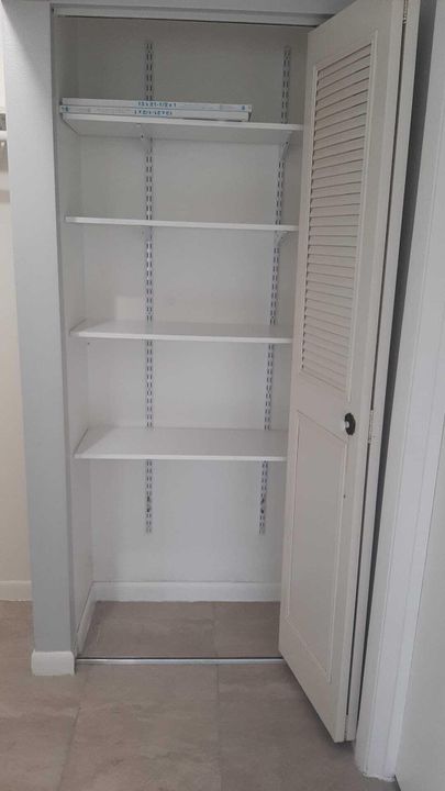 For Sale: $130,000 (1 beds, 1 baths, 682 Square Feet)