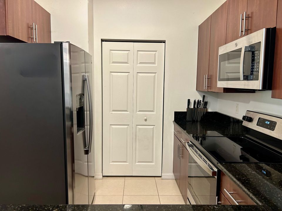 For Rent: $2,800 (2 beds, 2 baths, 1064 Square Feet)