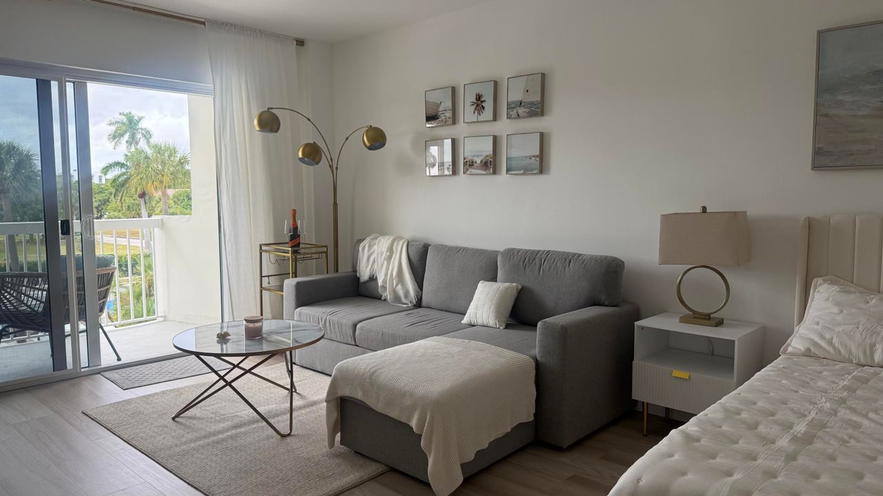 出租: $2,200 (0 贝兹, 1 浴室, 450 平方英尺)