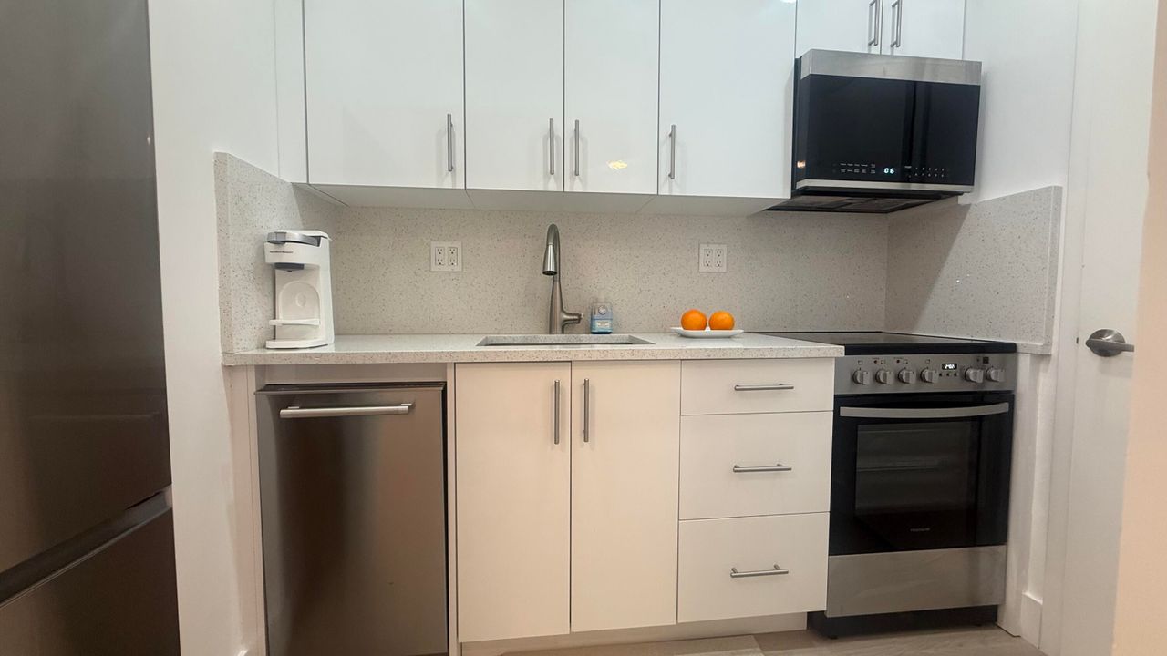 出租: $2,200 (0 贝兹, 1 浴室, 450 平方英尺)