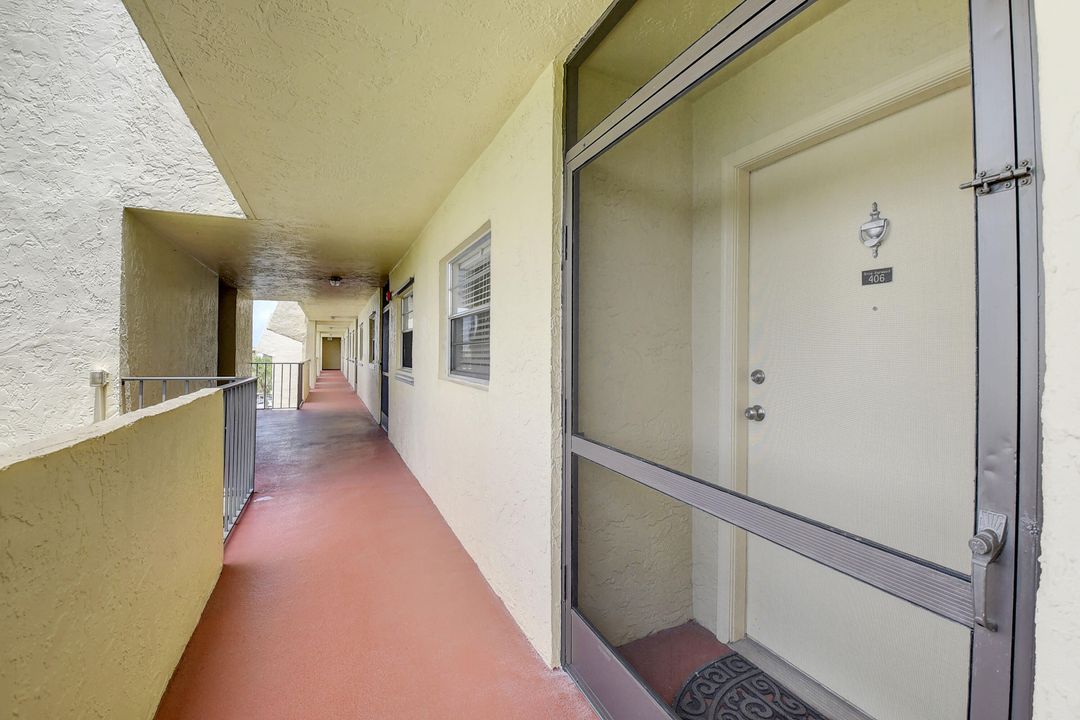 合同活跃: $2,100 (2 贝兹, 2 浴室, 1300 平方英尺)