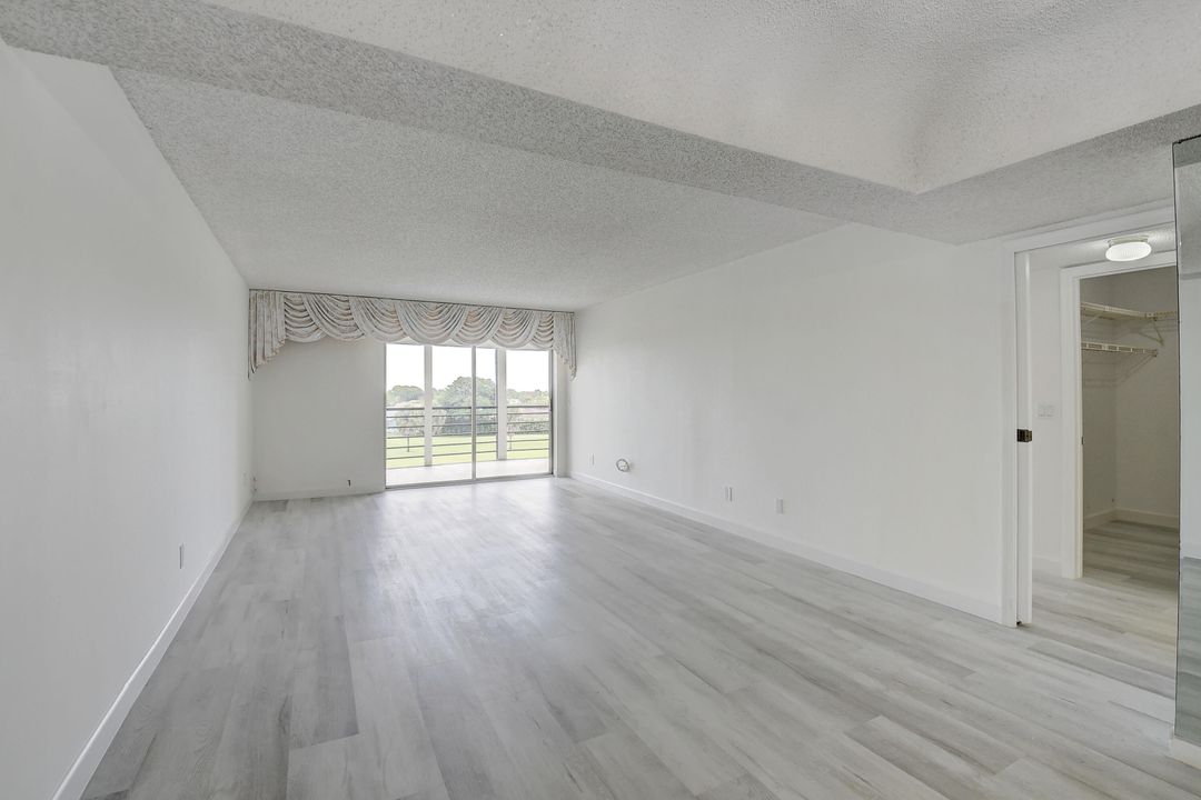 合同活跃: $2,100 (2 贝兹, 2 浴室, 1300 平方英尺)