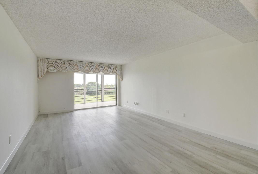 合同活跃: $2,100 (2 贝兹, 2 浴室, 1300 平方英尺)