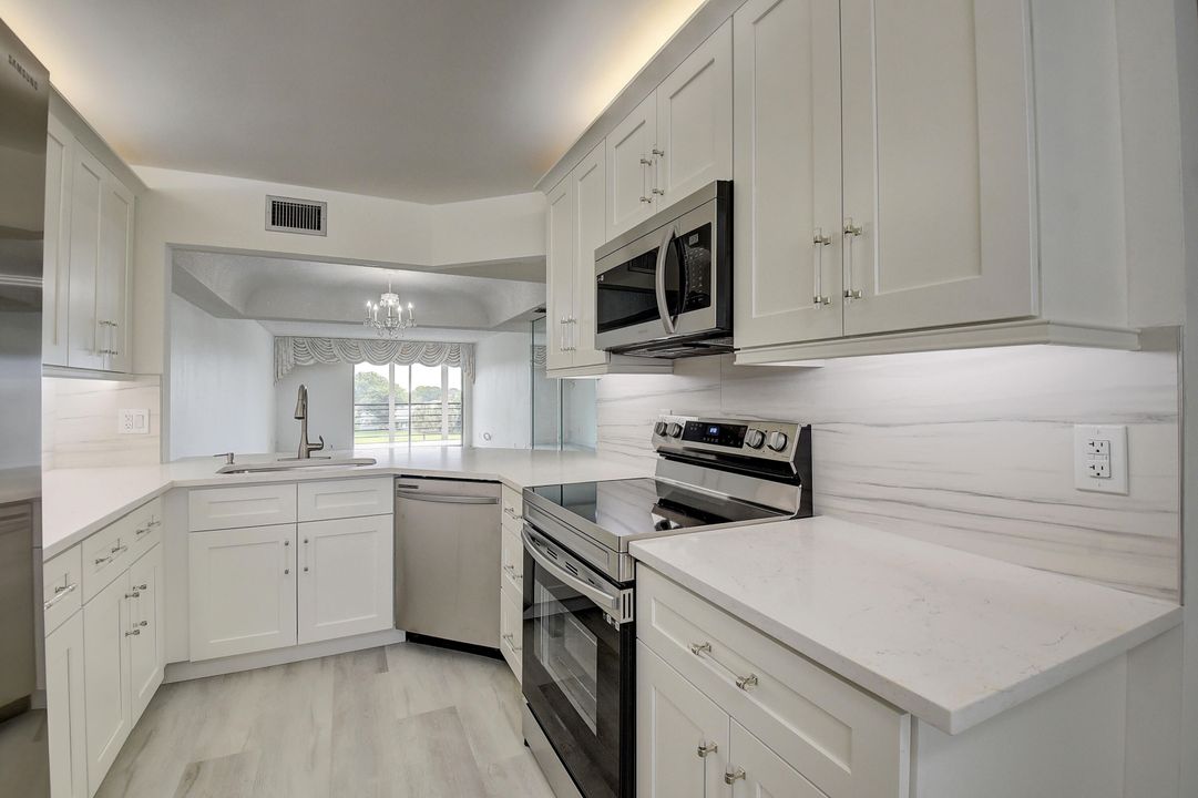 合同活跃: $2,100 (2 贝兹, 2 浴室, 1300 平方英尺)