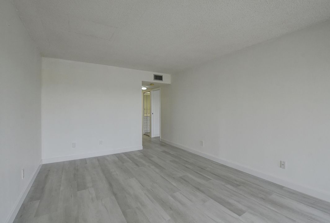 合同活跃: $2,100 (2 贝兹, 2 浴室, 1300 平方英尺)