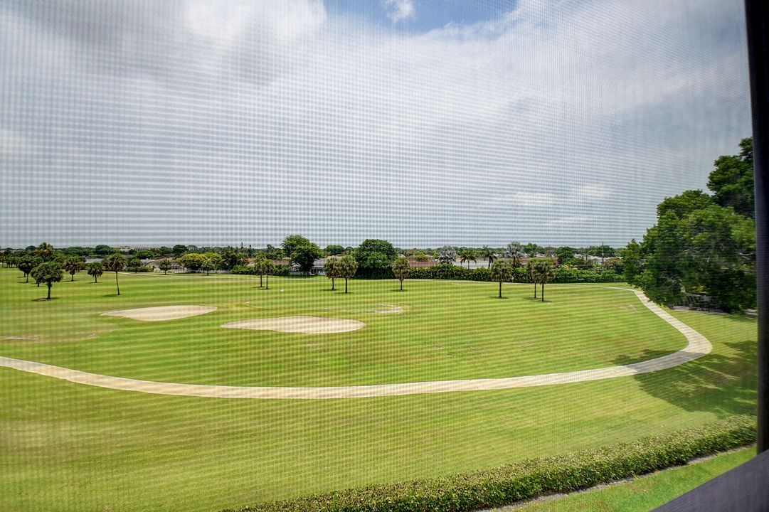 合同活跃: $2,100 (2 贝兹, 2 浴室, 1300 平方英尺)