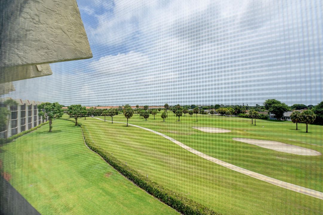 合同活跃: $2,100 (2 贝兹, 2 浴室, 1300 平方英尺)