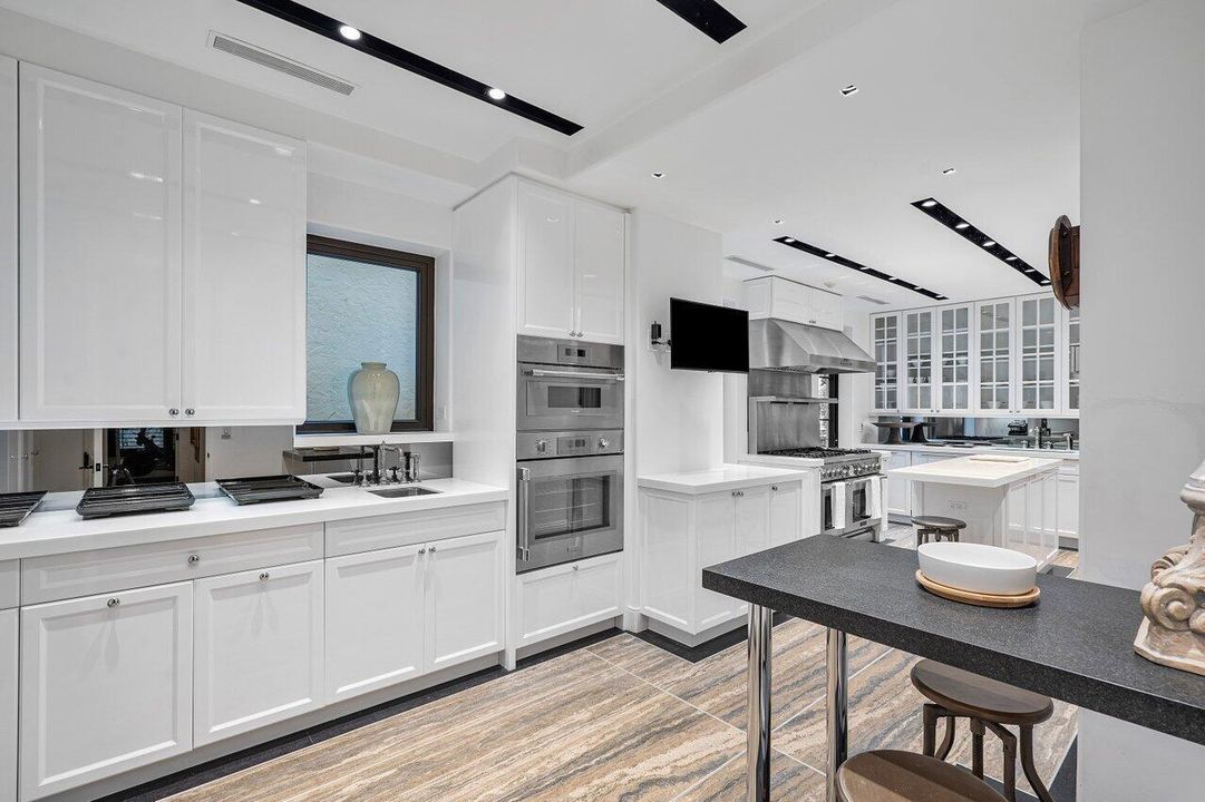 出租: $150,000 (5 贝兹, 7 浴室, 6357 平方英尺)