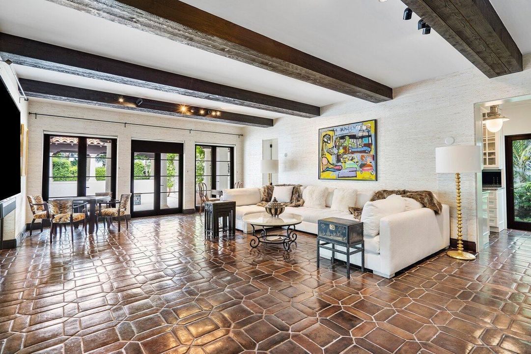 出租: $150,000 (5 贝兹, 7 浴室, 6357 平方英尺)