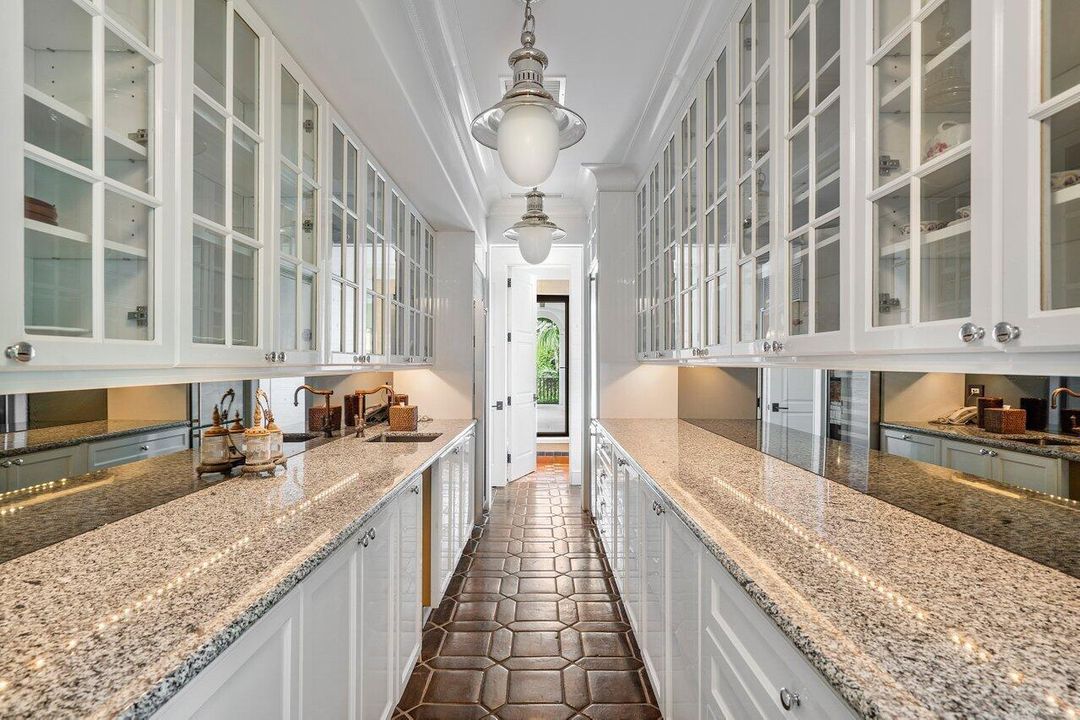 出租: $150,000 (5 贝兹, 7 浴室, 6357 平方英尺)