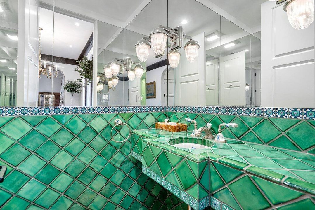 出租: $150,000 (5 贝兹, 7 浴室, 6357 平方英尺)