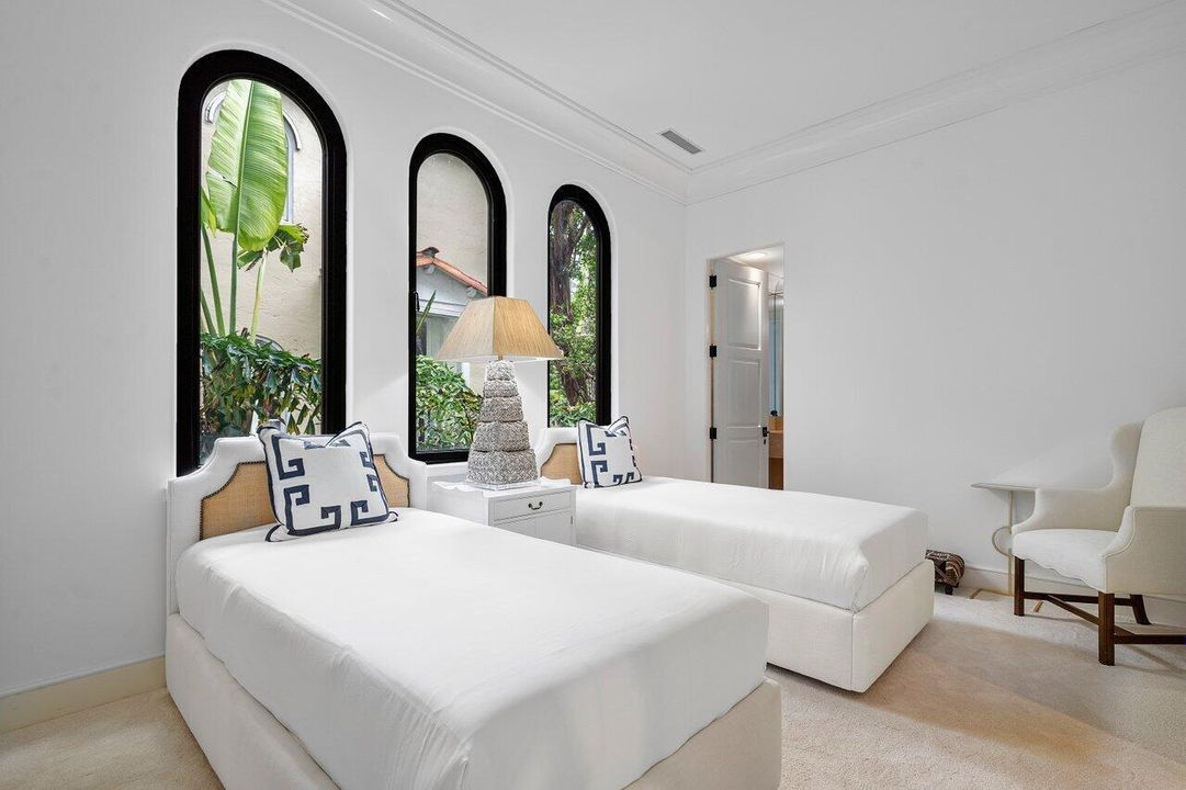 出租: $150,000 (5 贝兹, 7 浴室, 6357 平方英尺)