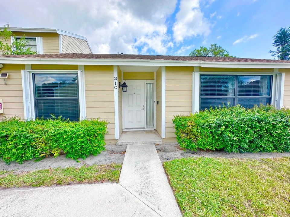 For Rent: $2,400 (2 beds, 2 baths, 1092 Square Feet)