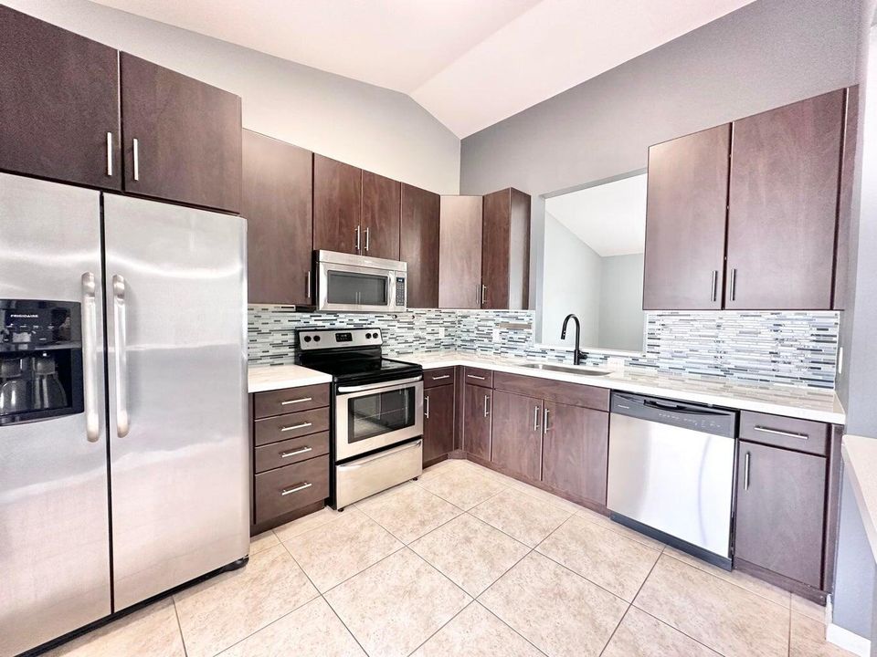 For Rent: $2,400 (2 beds, 2 baths, 1092 Square Feet)