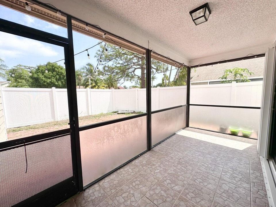 For Rent: $2,400 (2 beds, 2 baths, 1092 Square Feet)