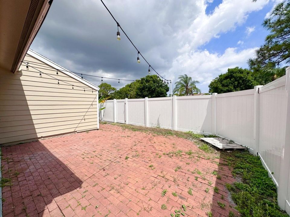 For Rent: $2,400 (2 beds, 2 baths, 1092 Square Feet)