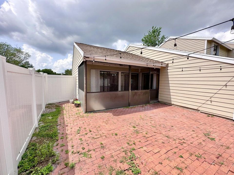 For Rent: $2,400 (2 beds, 2 baths, 1092 Square Feet)