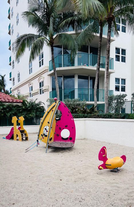 Под контрактом: $5,400 (3 спален, 3 ванн, 1688 Квадратных фут)