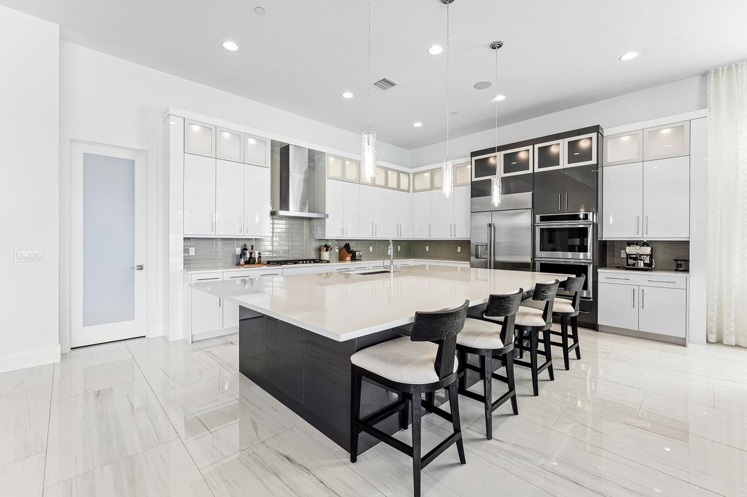 На продажу: $2,990,000 (3 спален, 3 ванн, 3915 Квадратных фут)