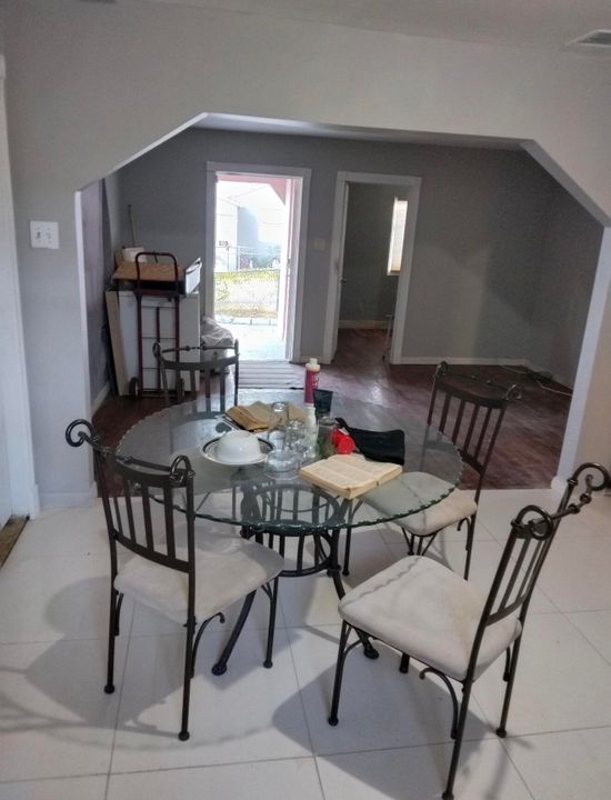 待售: $140,000 (3 贝兹, 1 浴室, 829 平方英尺)