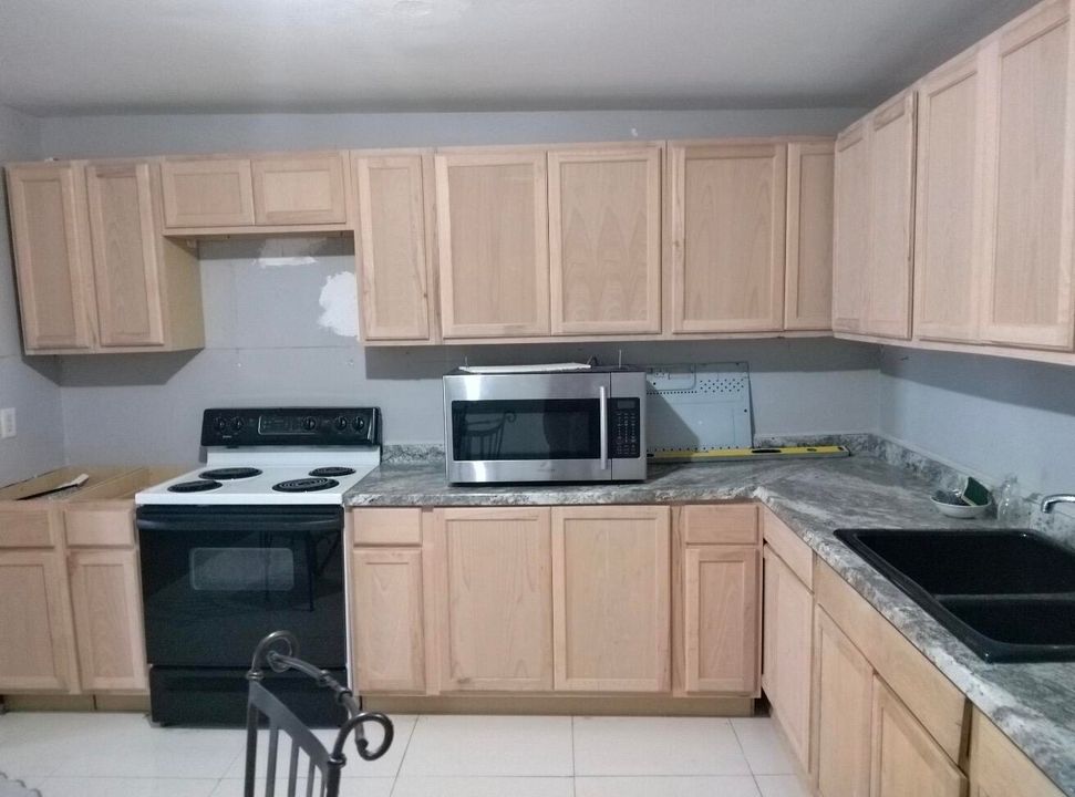 待售: $140,000 (3 贝兹, 1 浴室, 829 平方英尺)