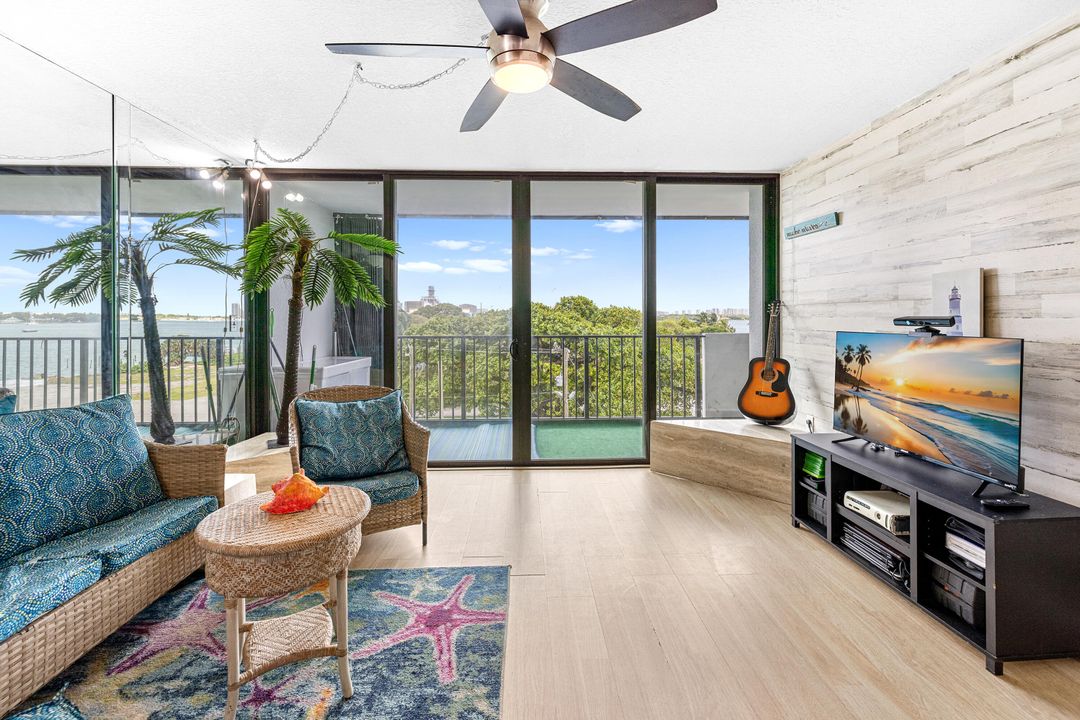 For Sale: $319,000 (3 beds, 2 baths, 1215 Square Feet)