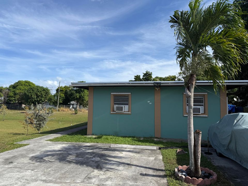 For Rent: $2,000 (3 beds, 1 baths, 844 Square Feet)