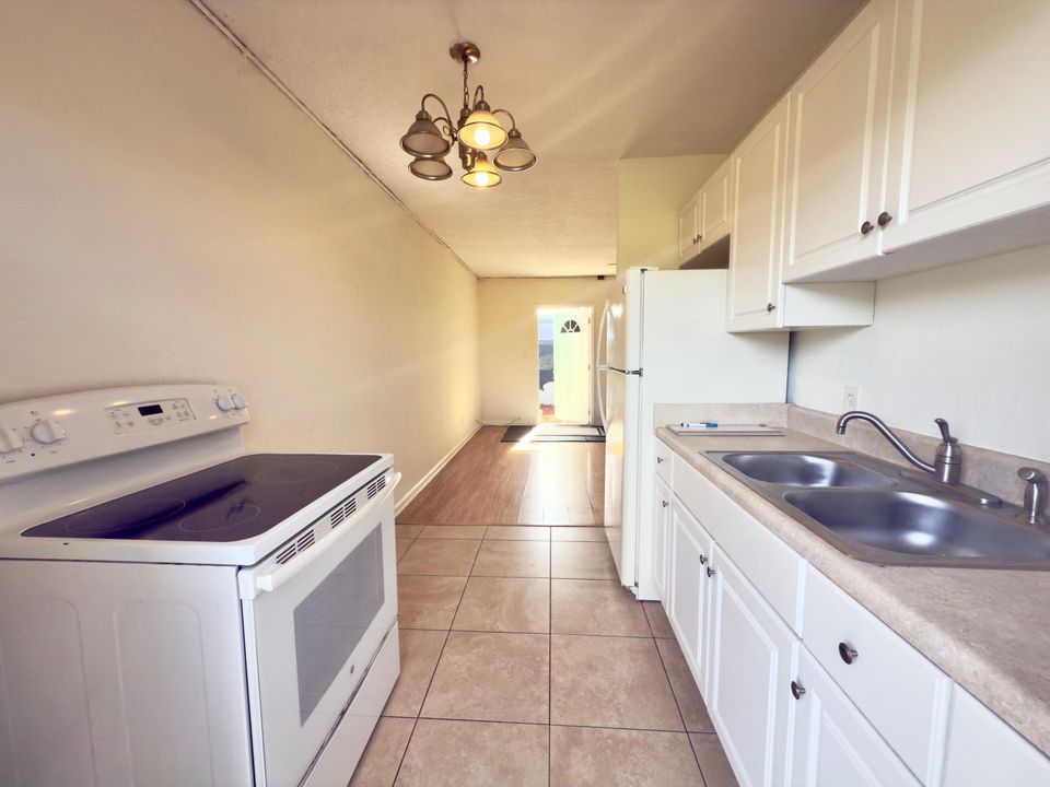 For Rent: $2,000 (3 beds, 1 baths, 844 Square Feet)