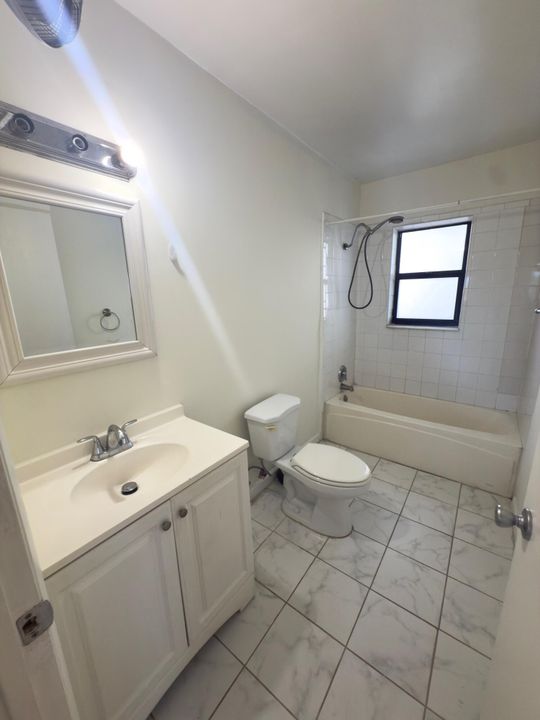 For Rent: $2,000 (3 beds, 1 baths, 844 Square Feet)