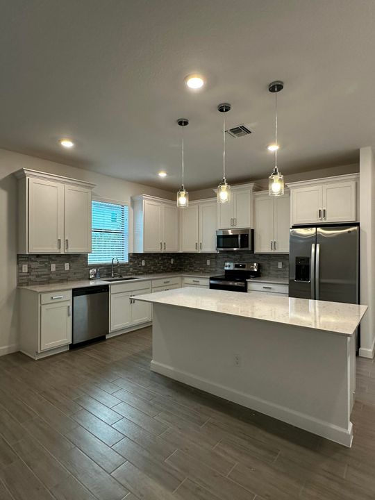 出租: $4,500 (4 贝兹, 2 浴室, 3065 平方英尺)