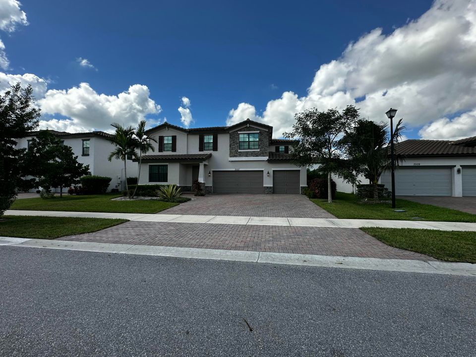 出租: $4,500 (4 贝兹, 2 浴室, 3065 平方英尺)