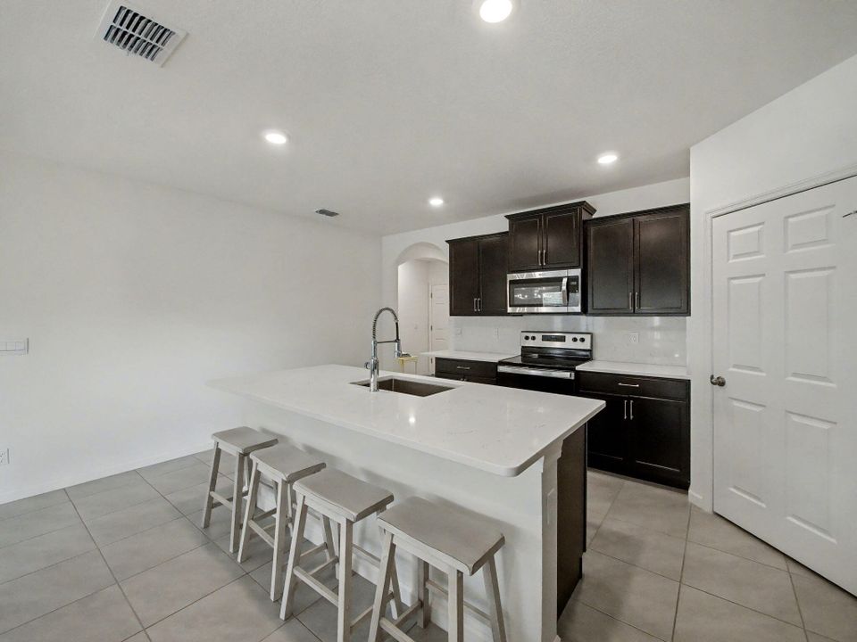 На продажу: $445,000 (4 спален, 2 ванн, 1827 Квадратных фут)