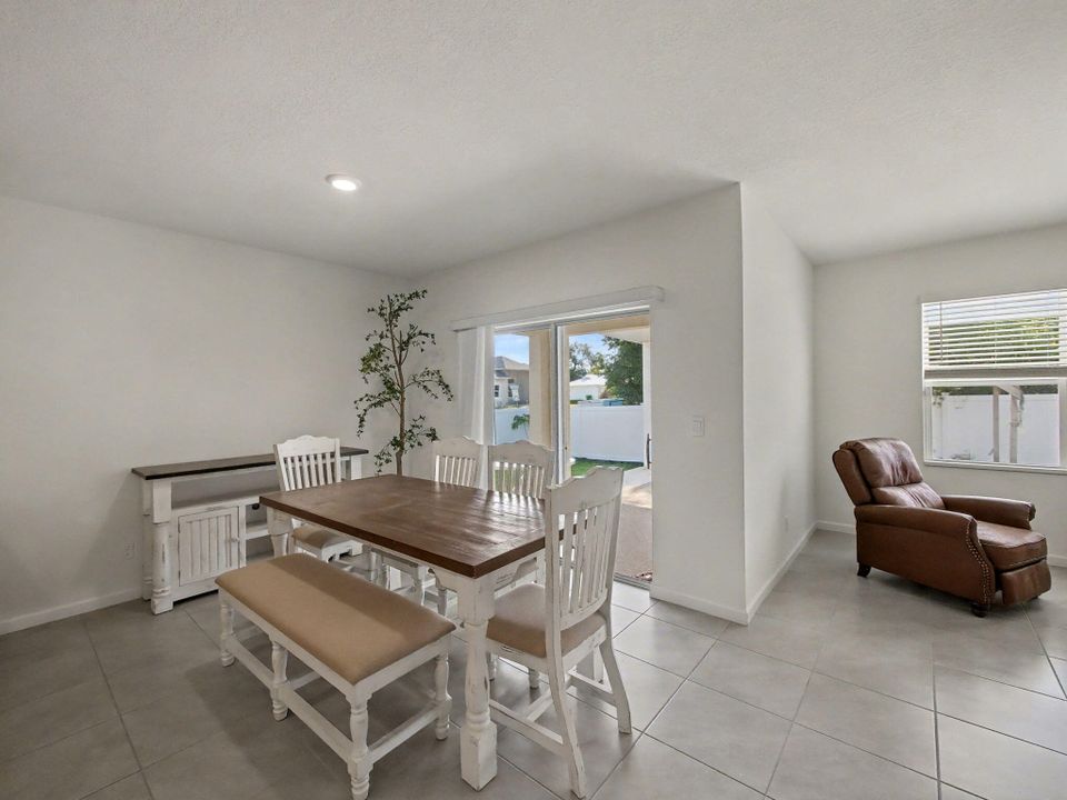 На продажу: $445,000 (4 спален, 2 ванн, 1827 Квадратных фут)