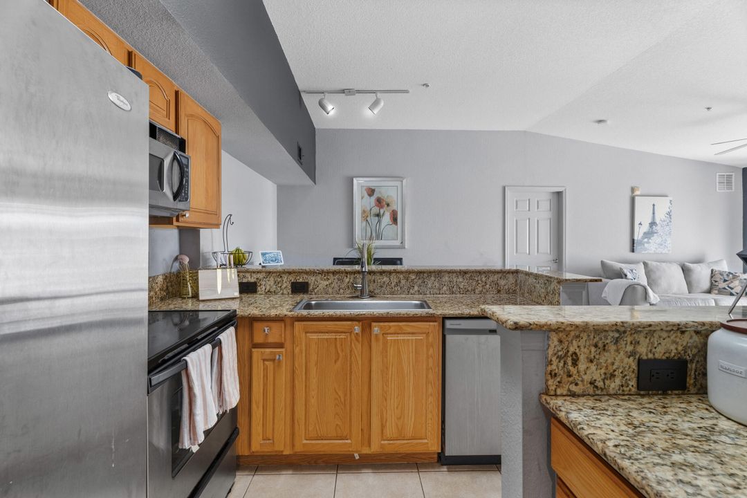 For Sale: $199,000 (2 beds, 2 baths, 1033 Square Feet)