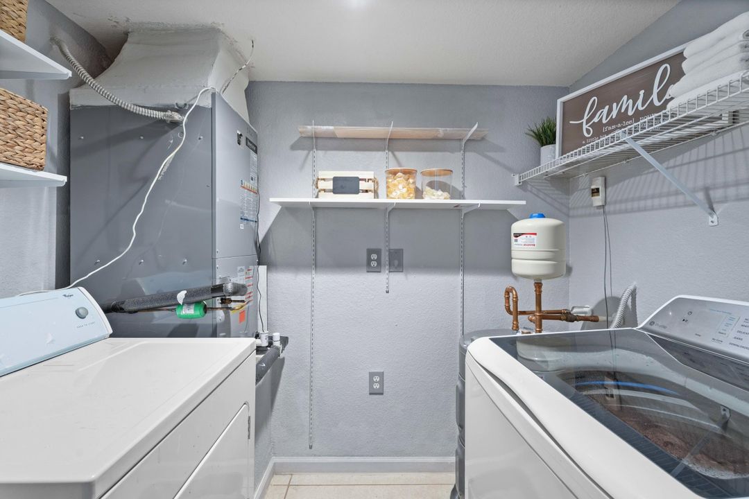 For Sale: $199,000 (2 beds, 2 baths, 1033 Square Feet)