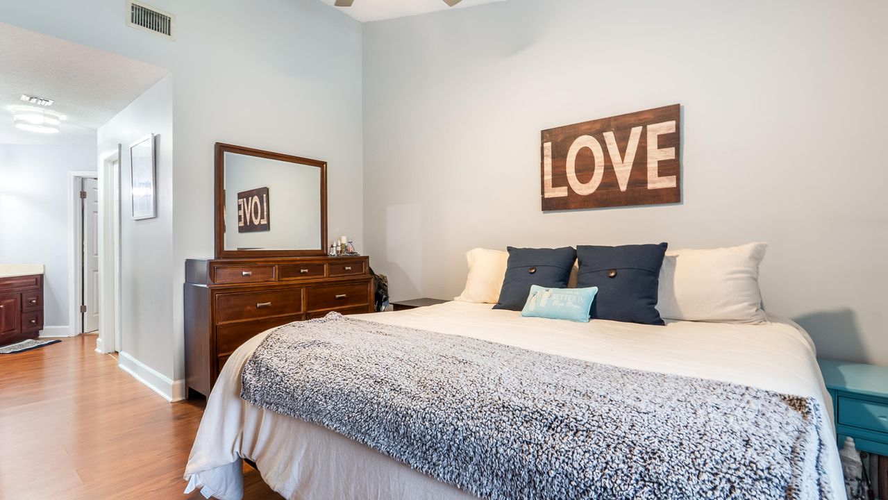 For Sale: $375,000 (2 beds, 2 baths, 1279 Square Feet)